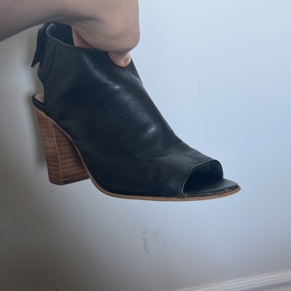 Size 7.5 Steve Madden Sandal - Picture 3 of 3